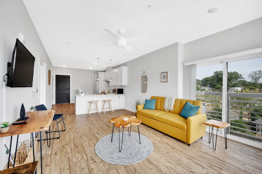 Elegant & Cozy 1BR Escape with King Bed in Plaza - Image 1