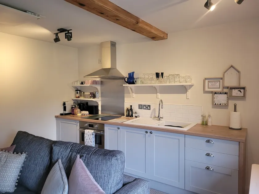 Adorable one bedroom place close to Romsey Town - Image 1