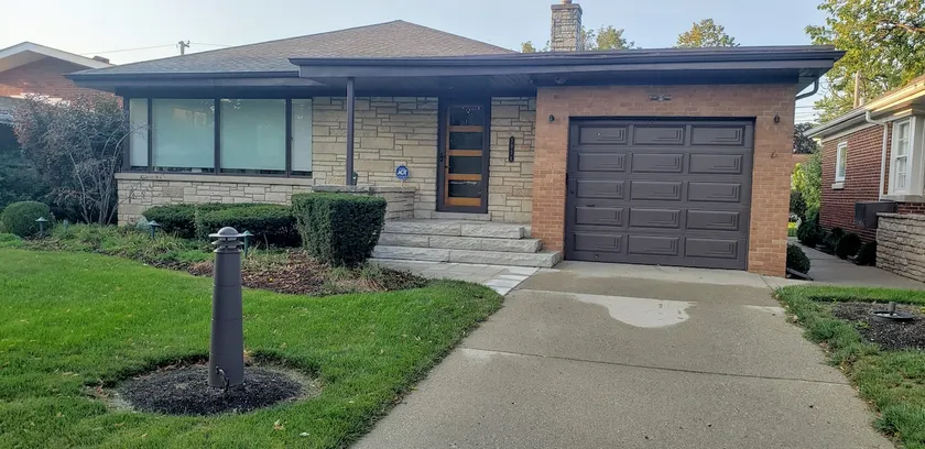 Cozy 2 bedroom house/w garage in Skokie - Image 1