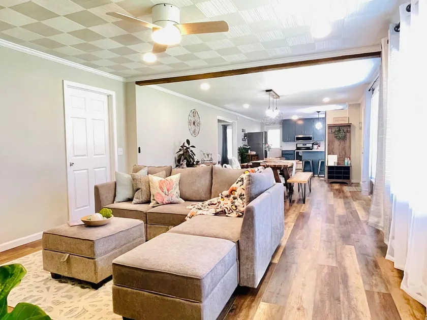4BR for Crews & Teams | 2 Kitchens | King Bed - Image 1