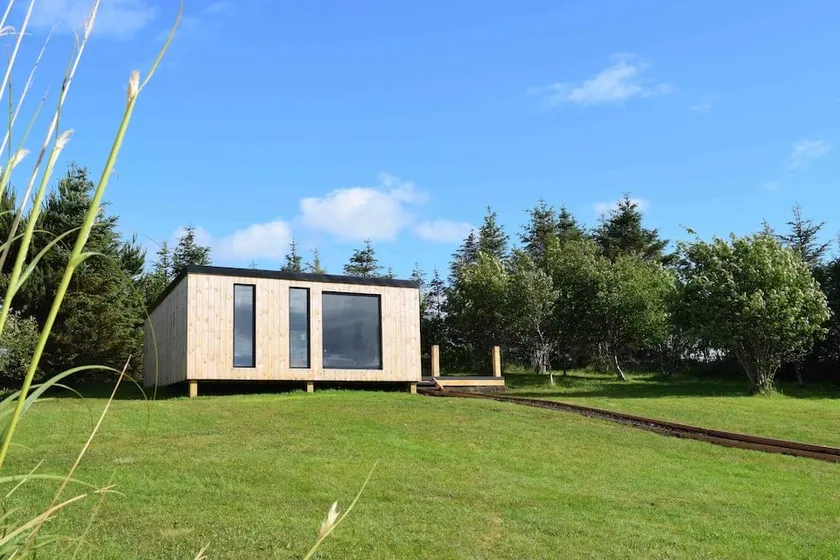 Modern cabin with stunning views & private hot tub - Image 1