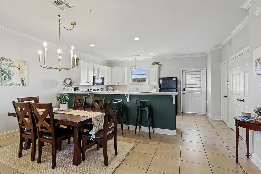 Lovely 2-bd condo close to campus, free parking - Image 1