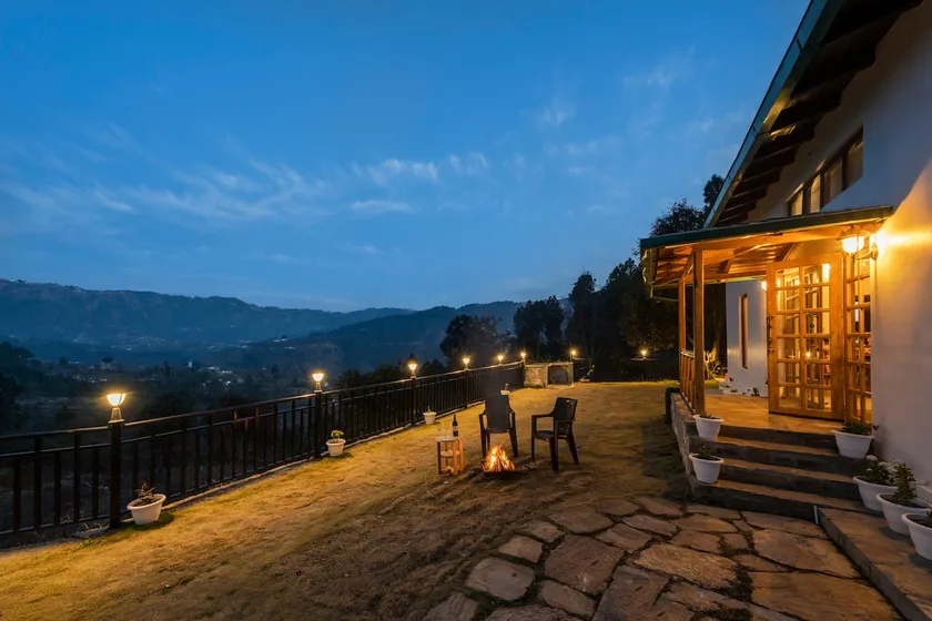 Cosy 2+1 BR Cottage with A1 Views| Near Mukteshwar - Image 1