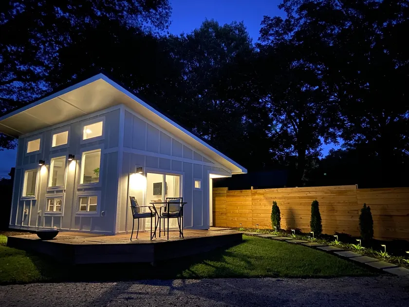 Modern guesthouse in downtown TR - Image 1