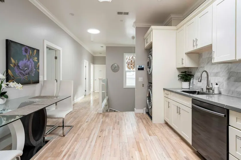 Cheerful 3 Bedroom Condo *mostly private in DT SF - Image 1