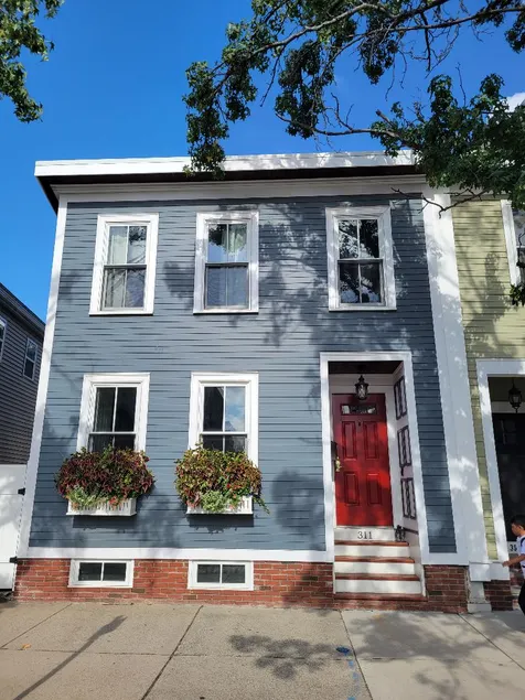 Spacious & Pet-Friendly Modern Home in Charlestown - Image 1