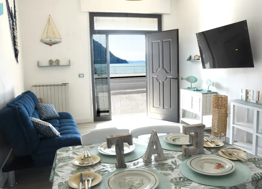 CHARMING LAKEFRONT APARTMENT - Image 1