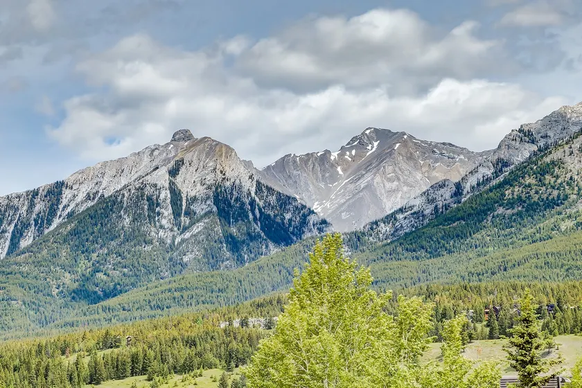 Stunning Escape 3BR in Canmore - Image 1