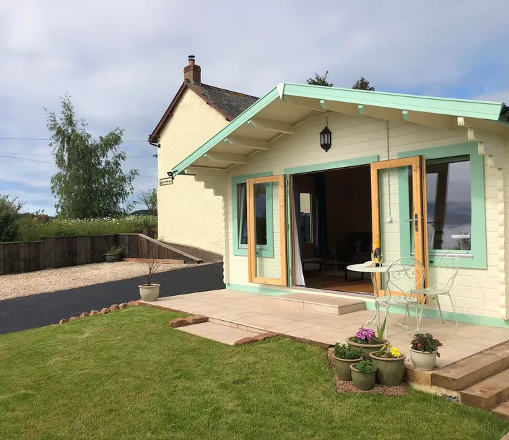 Lovely cabin with country views in popular Somerset village. - Image 1