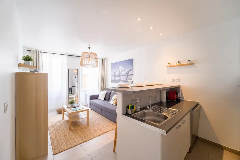 Elegant 1BR near city center • walkable - Image 1