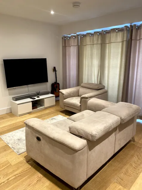 Luxury 1 Bedroom Apartment with Parking - Image 1