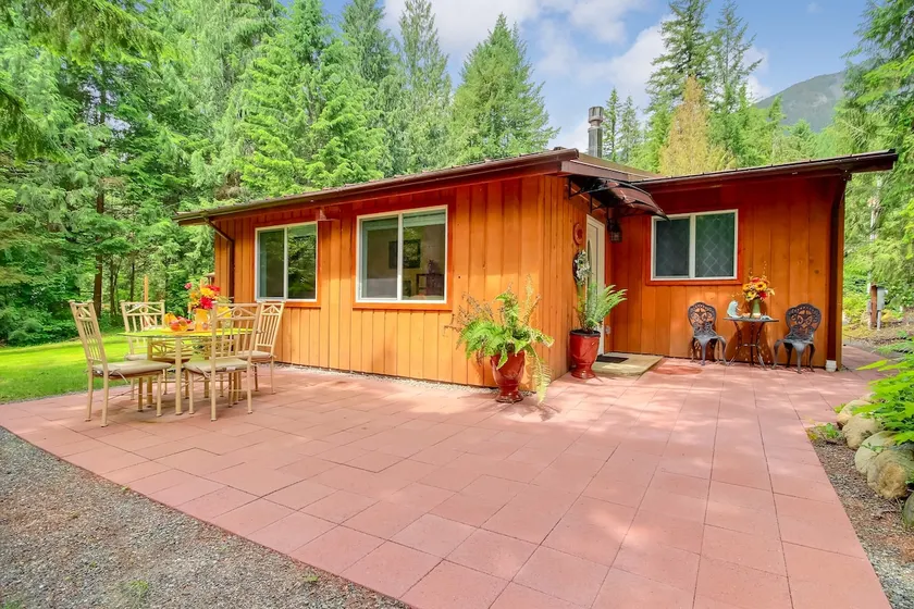 Cheerful Mt. Si Cottage with AC and Fireplace! - Image 1