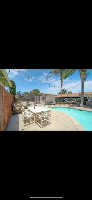 Lovely 2 bedroom house with pool - Image 1