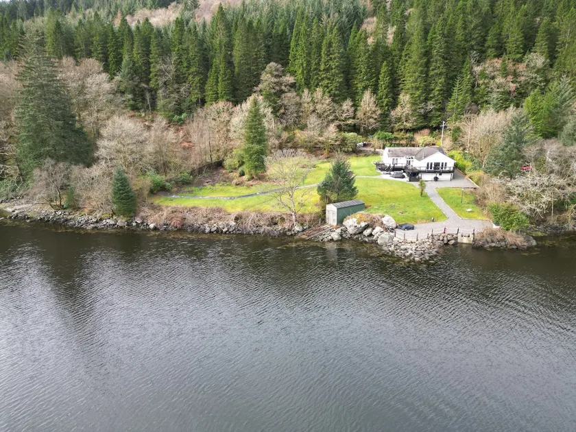 WATERSIDE 3 BED COTTAGE, HOT TUB, SAUNA, PVT BEACH - Image 1