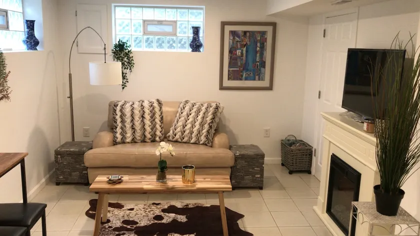 Charming 1-bedroom suite with indoor fireplace - Image 1