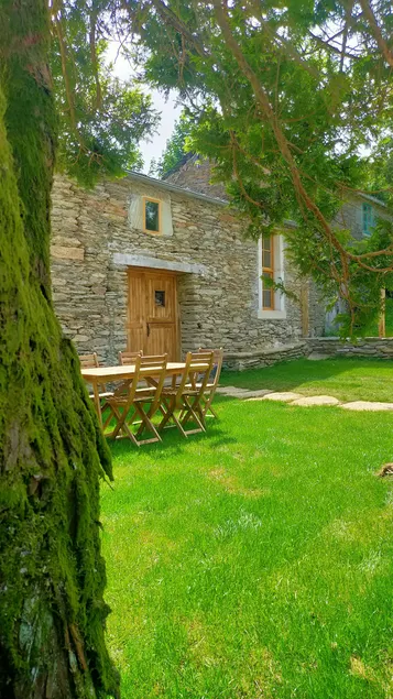 Quadruple room with bathroom in restored farmhouse - Image 1
