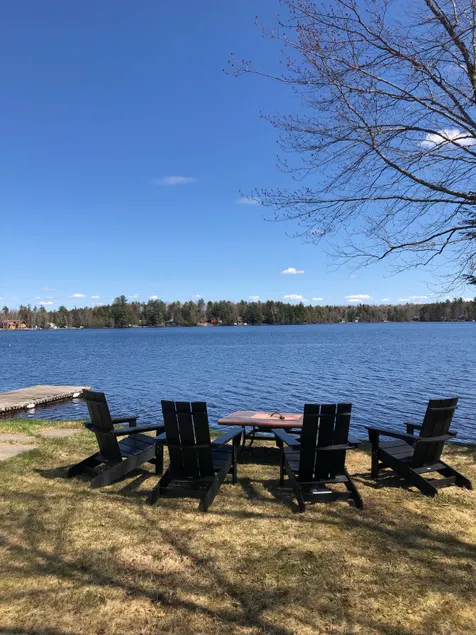 Peaceful home located on the lake hiking close - Image 1