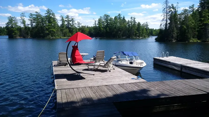 Private Lakefront Family Cottage with Tennis Court - Image 1
