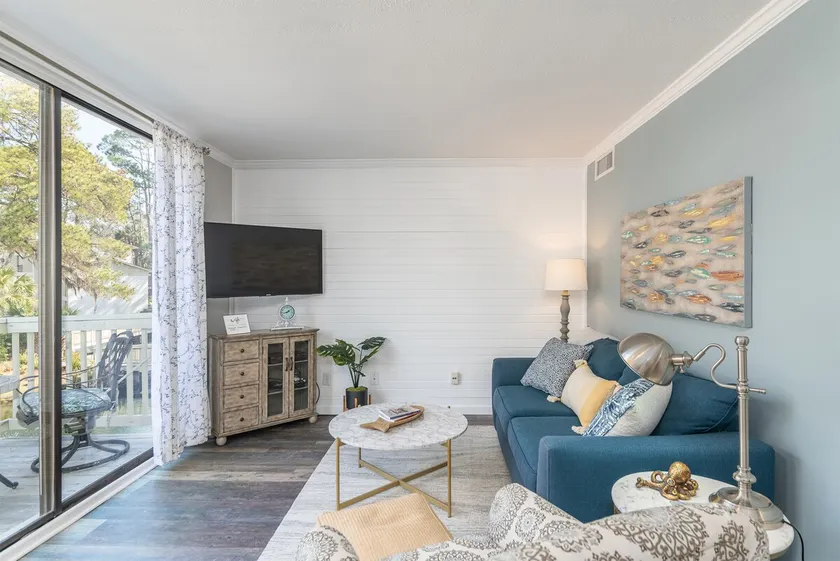 Spotless Stylish 1 Bedroom Condo Steps to Beach & Pool - Image 1