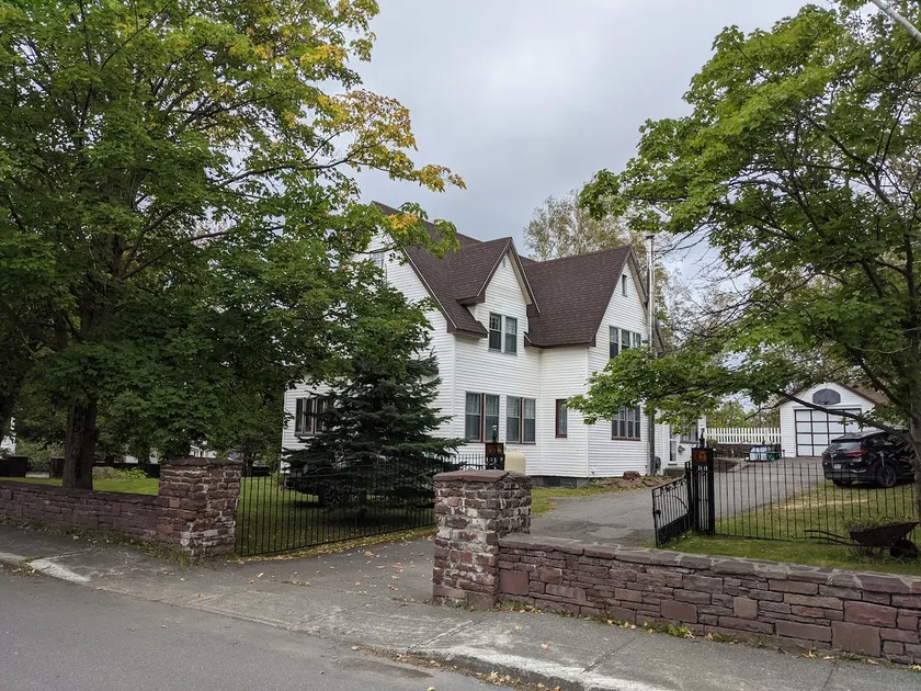 Vintage, 6 bedroom 6 bathroom home - Image 1