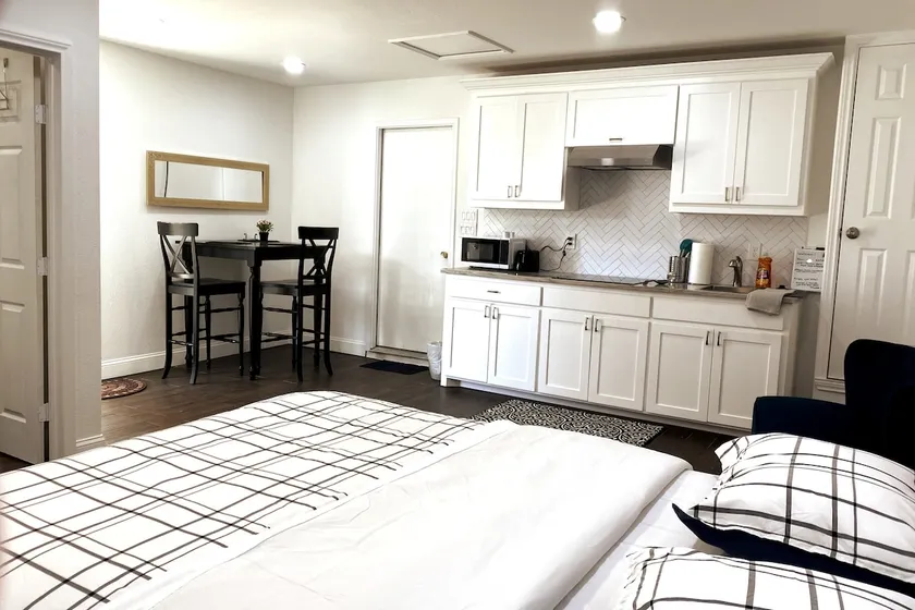 The Ruby, Studio -Private Entrance/Bath/Kitchen - Image 1