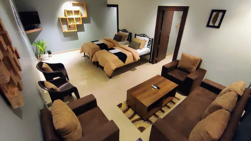 Private 1BHK | 4 guests | breakfast, staff, backup - Image 1