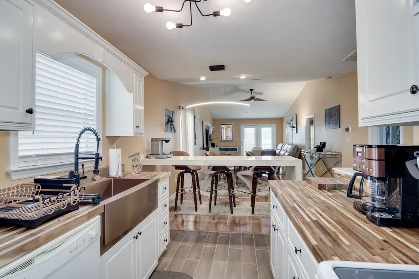 Stunning chic 2 bedroom townhouse. With hot Tub! - Image 1