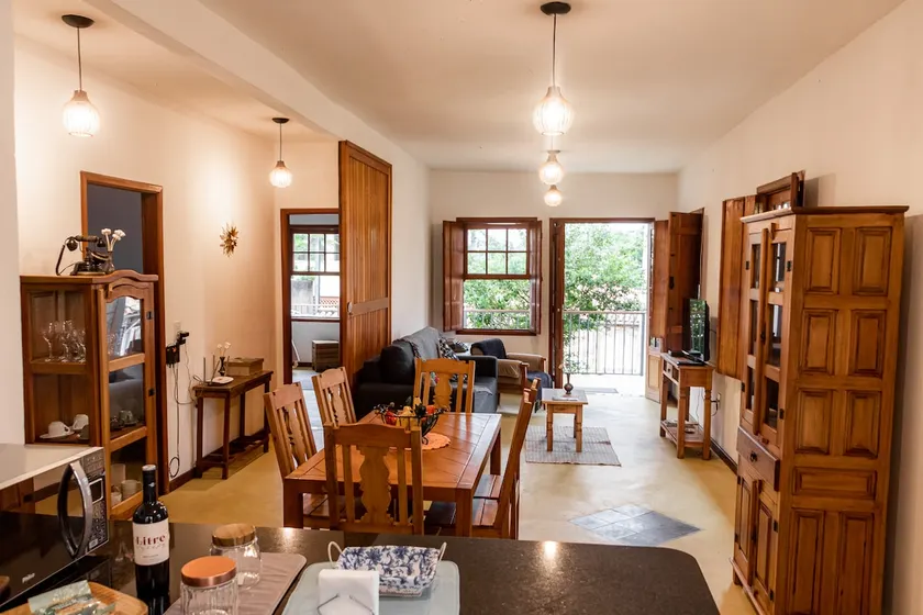 Colonial Charm: garage, mountain view, pet-friendly - Image 1