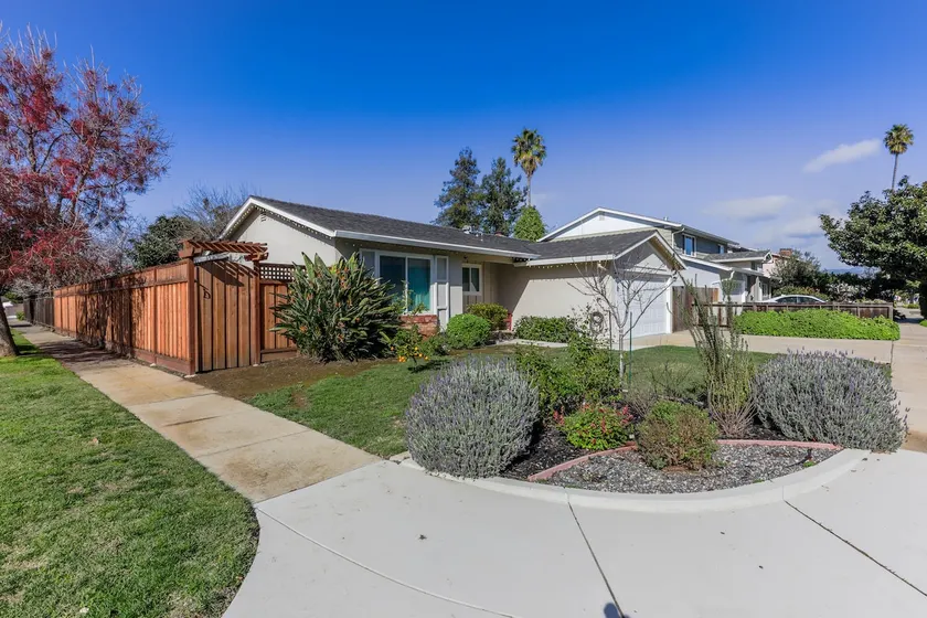 Central Family Home near Tesla, Shops and Parks - Image 1