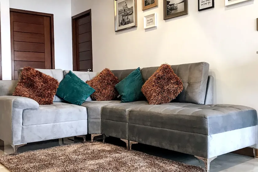 Urban Stay: Skyline Views and Modern Comfort - Image 1