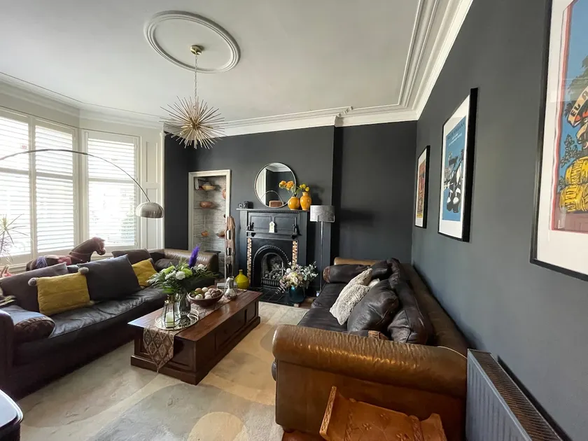 Traditional apt close to city centre & Hampden - Image 1