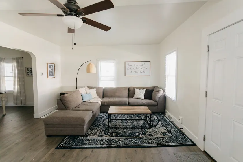 Beautiful Cape Cod House in Central Location - Image 1