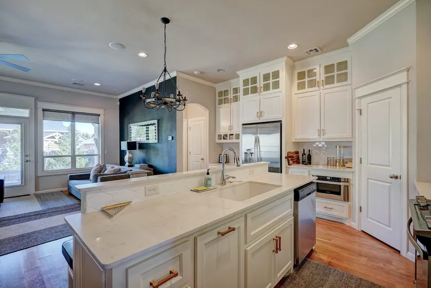 Contemporary 3B 2B Luxuriously Furnished Home - Image 1