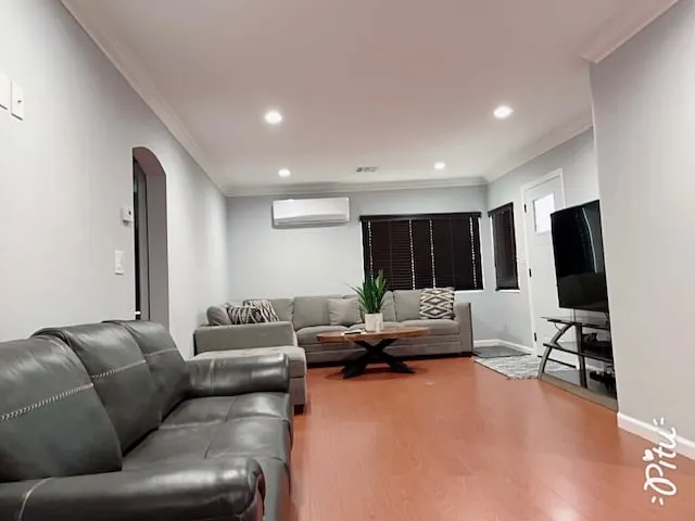 3bd (TV and AC), 2ba, 15-20 minutes to everything - Image 1