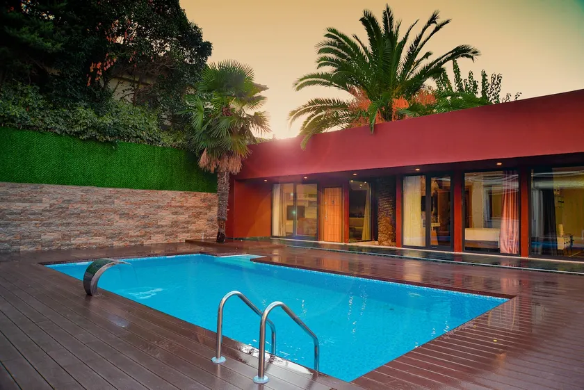 Luxury One Bedroom Apartment with Pool Access - Image 1