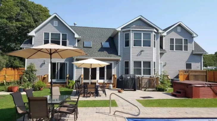 Cheerful 6-bedroom residential home with pool. - Image 1