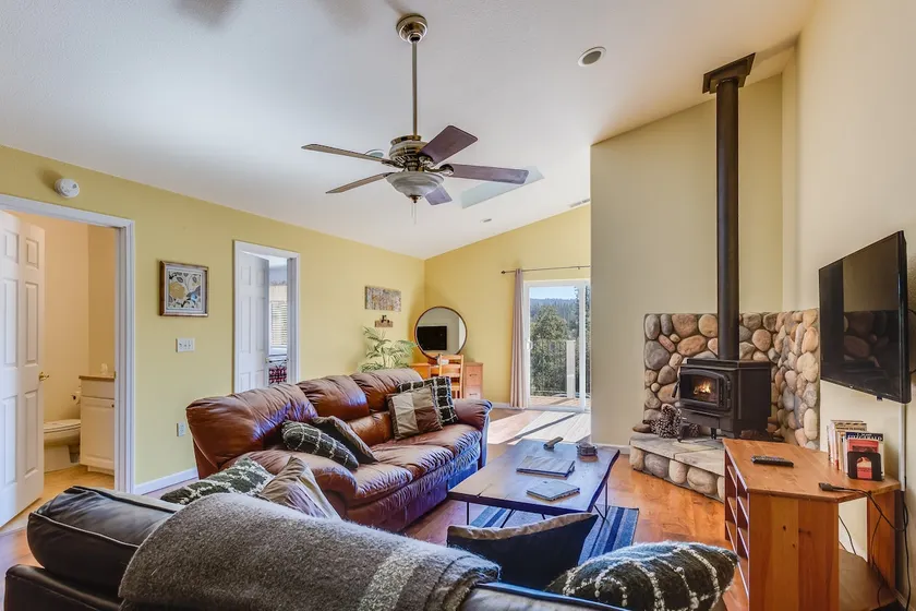Saffron | 30 Min to Yosemite + Golf & Mtn Views - Image 1