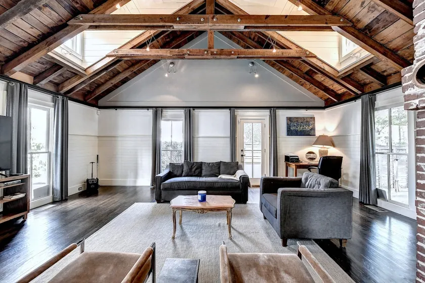 Modern Farm house in heart of the City- Sleeps 12 - Image 1