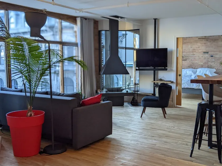 Lovely condo with view, parking and fireplace. - Image 1