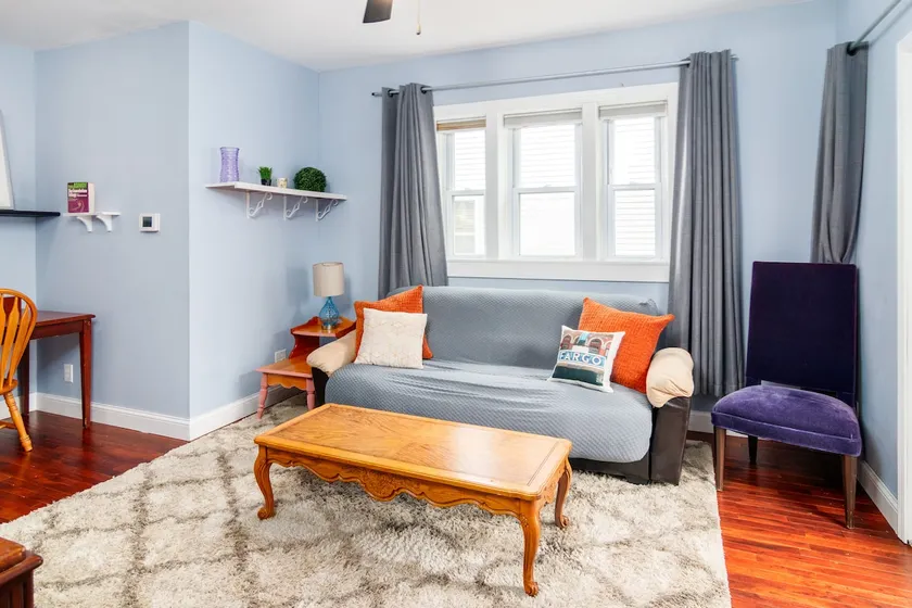 Whole House with Walk-in Shower & many amenities - Image 1