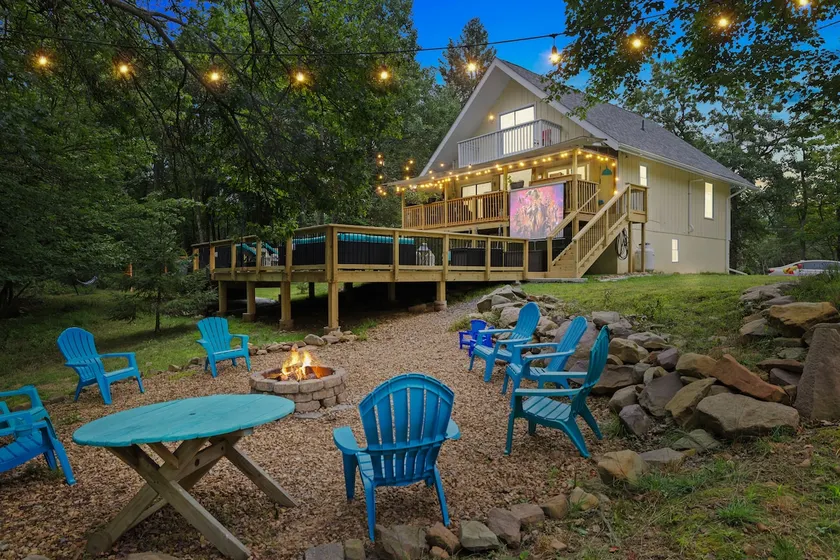 Poconos gem! huge deck/hot tub/king beds/game room - Image 1