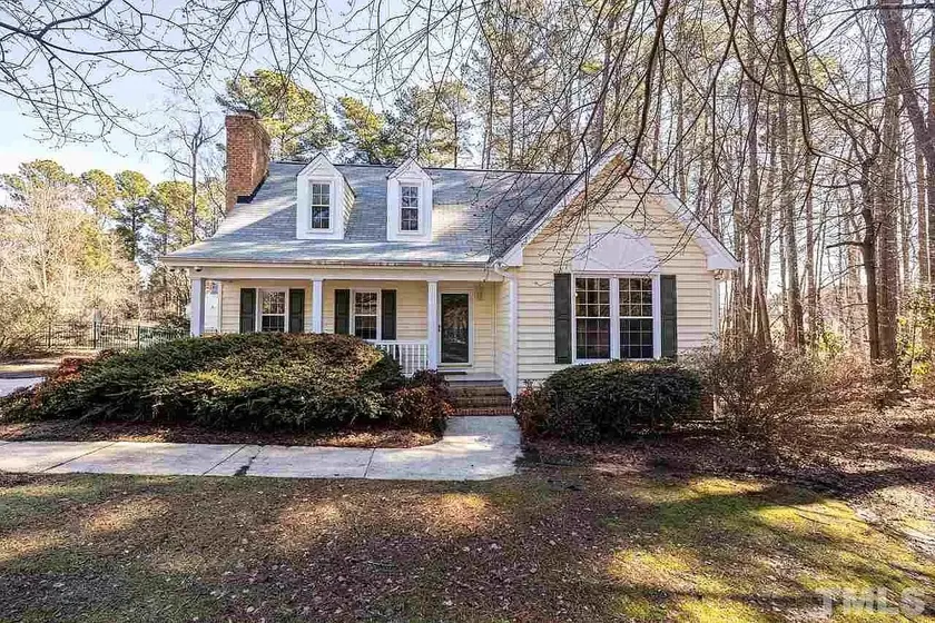 Knight Play Golf home with Jetted tub on 1.2 acre lot in Apex - Image 1