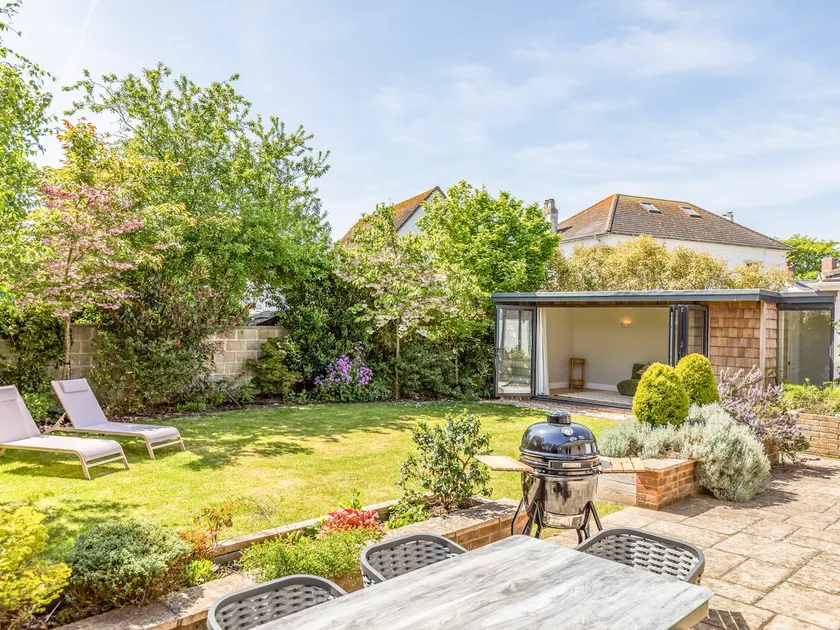 Stylish and fresh 4 bed beach house with garden - Pass the Keys - Image 1