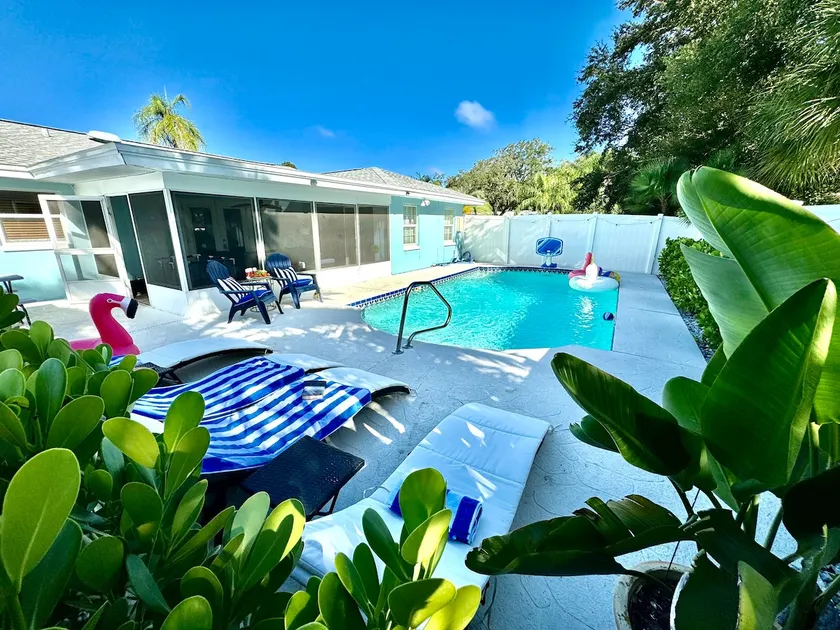 HOT TOB HEATED POOL HOUSE, MINUTES FROM CLEARWATER BEACH - Image 1