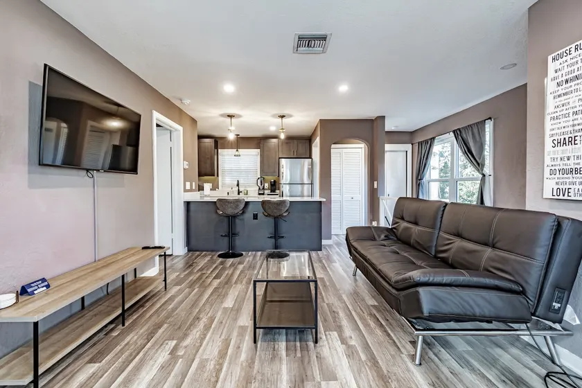 Adorable 1-bedroom home w/ Full Kitchen & Parking - Sleeps 4 - Image 1
