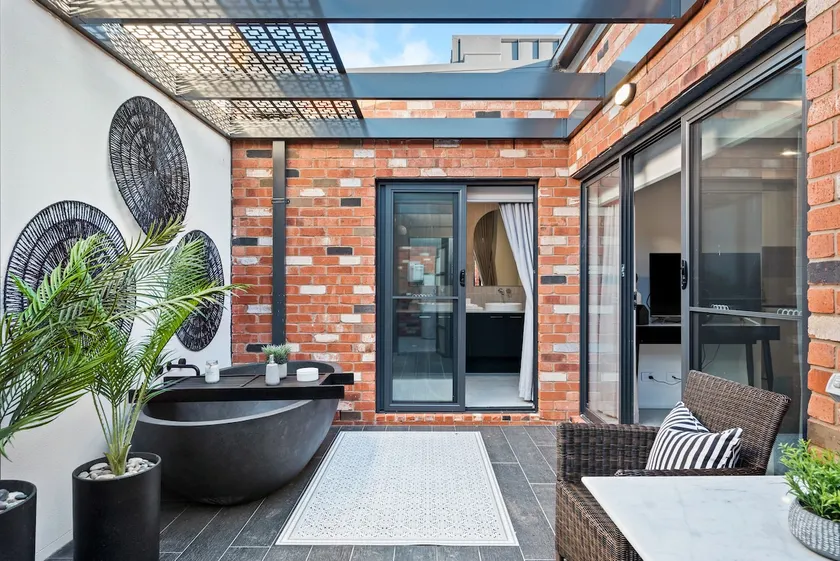 Contemporary studio on Marine - Image 1