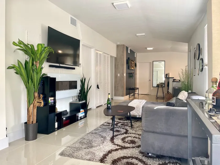 Modern Home w/Jacuzzi Near Wynwood|Design District - Image 1