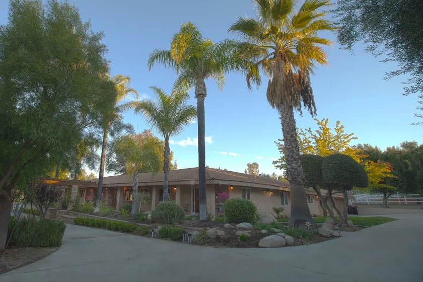 Private Gated 3 ac. Estate (Vineyard, Pool, Spa) - Image 1