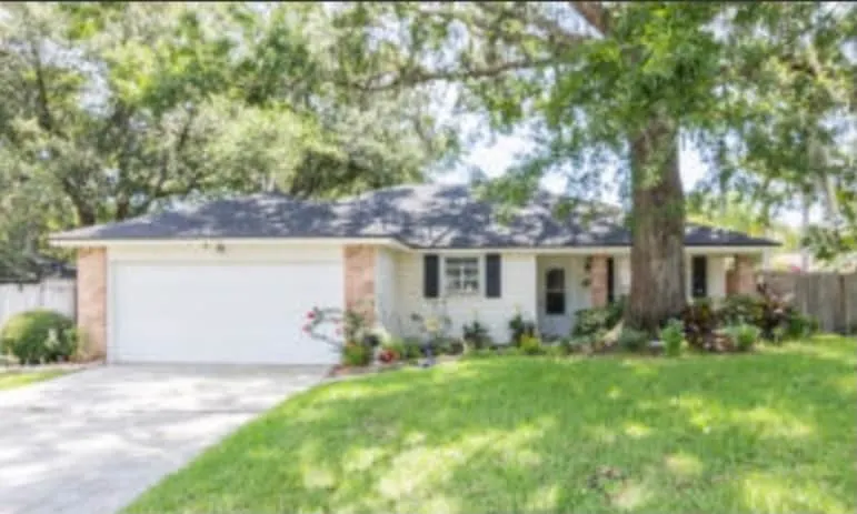 Cheerful three bedroom home with a pool - Image 1