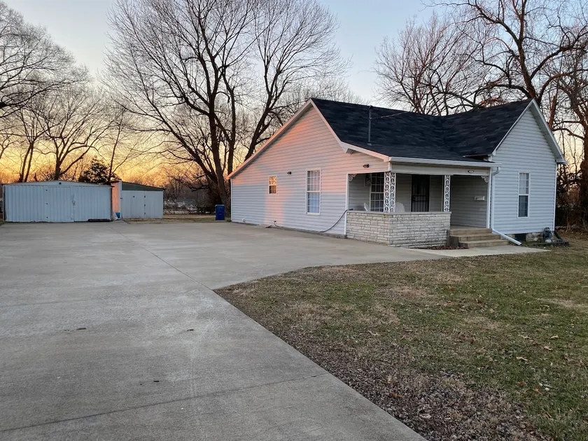Cozy house with large free parking on premises - Image 1